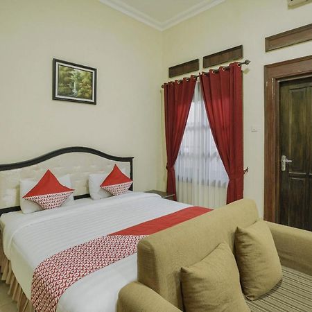 Oyo 804 Ndalem Maharani Guest House Джок'якарта Екстер'єр фото