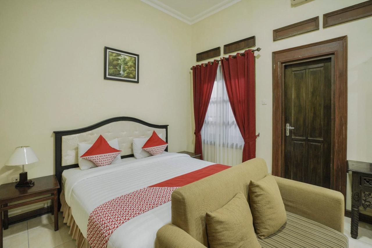Oyo 804 Ndalem Maharani Guest House Джок'якарта Екстер'єр фото