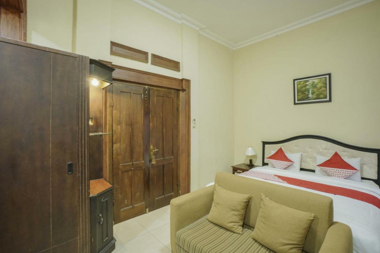 Oyo 804 Ndalem Maharani Guest House Джок'якарта Екстер'єр фото