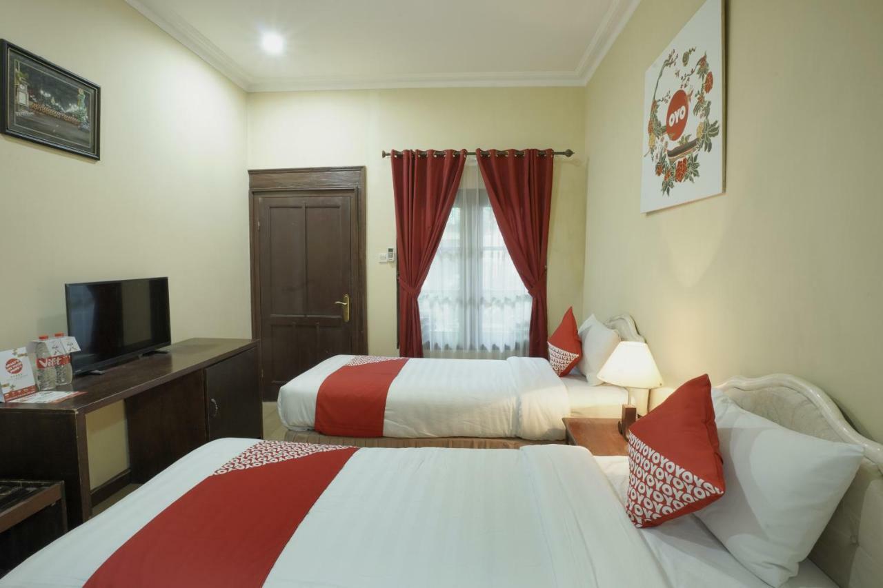 Oyo 804 Ndalem Maharani Guest House Джок'якарта Екстер'єр фото