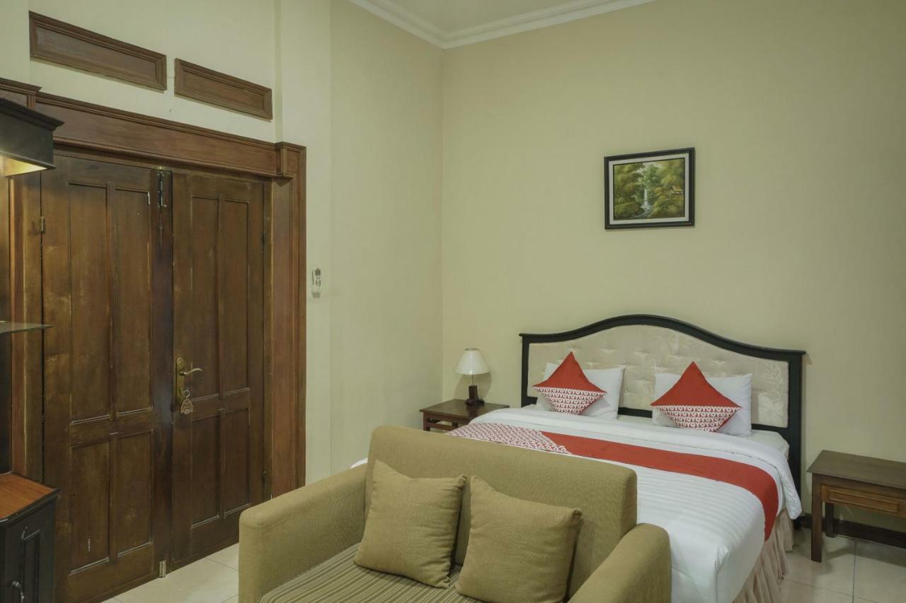 Oyo 804 Ndalem Maharani Guest House Джок'якарта Екстер'єр фото